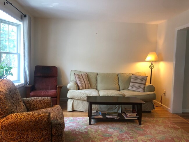 Building Photo - FULLY FURNISHED: 2 BED/1.5 BATH (6 Month R...