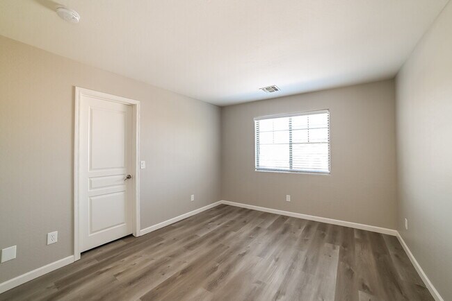 Building Photo - 11809 W Belmont Dr