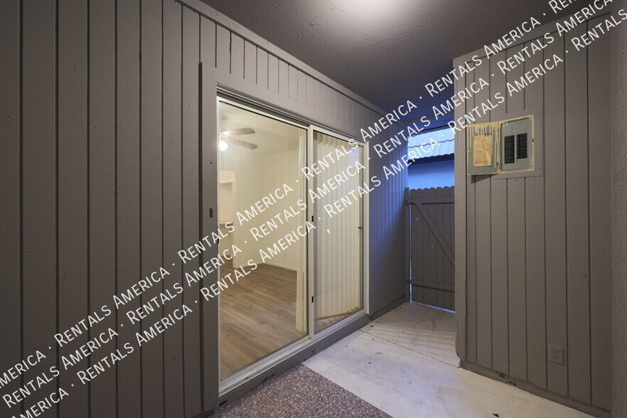 Building Photo - 9029 W Elm St