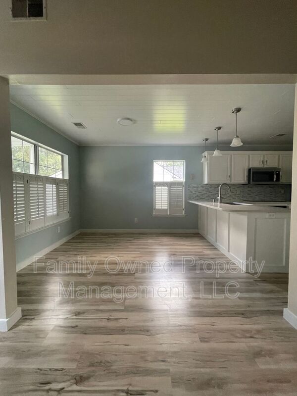 Building Photo - 113 Rockdale Ln