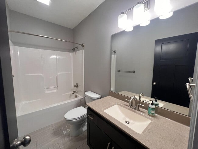 Building Photo - 627 N Daylily Dr