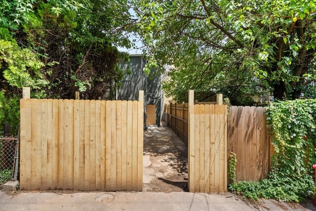 Building Photo - Beautiful 3 Bedroom 4 Bathroom East Baltim...