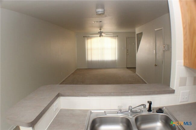 Building Photo - 102 E Robin Ln