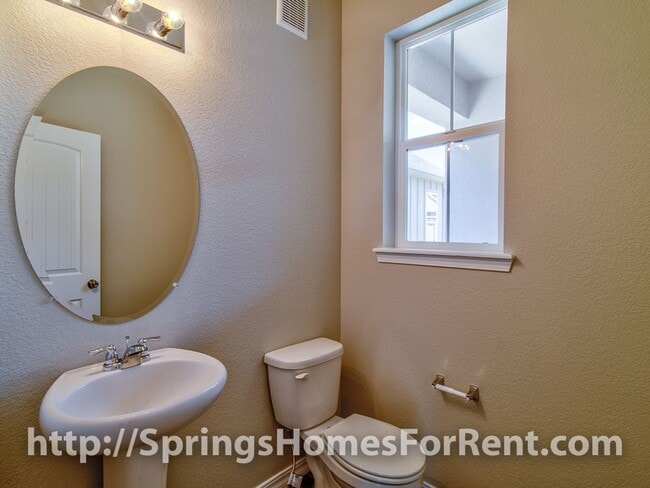 Building Photo - Rockrimmon Townhouse with Two Car Garage