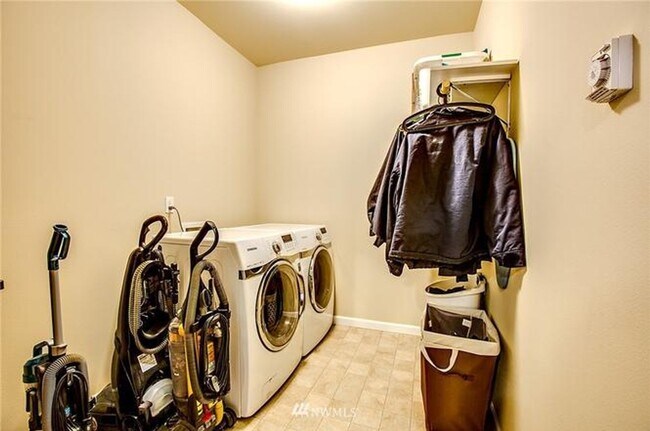 Building Photo - Beautiful Lakeland Hills Townhouse