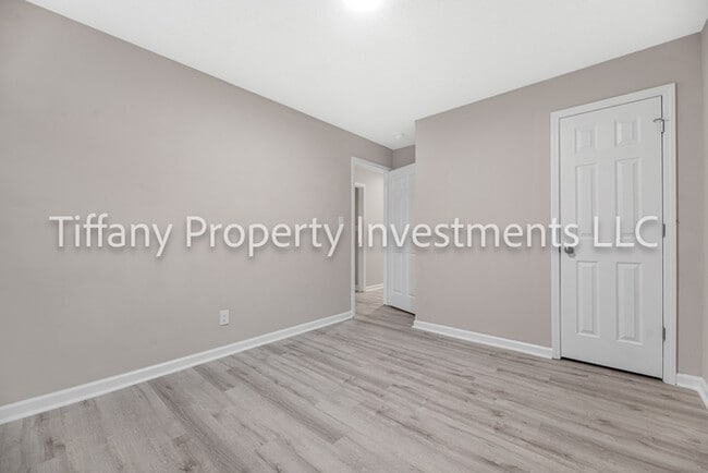 Building Photo - 2331 Woodleaf Dr