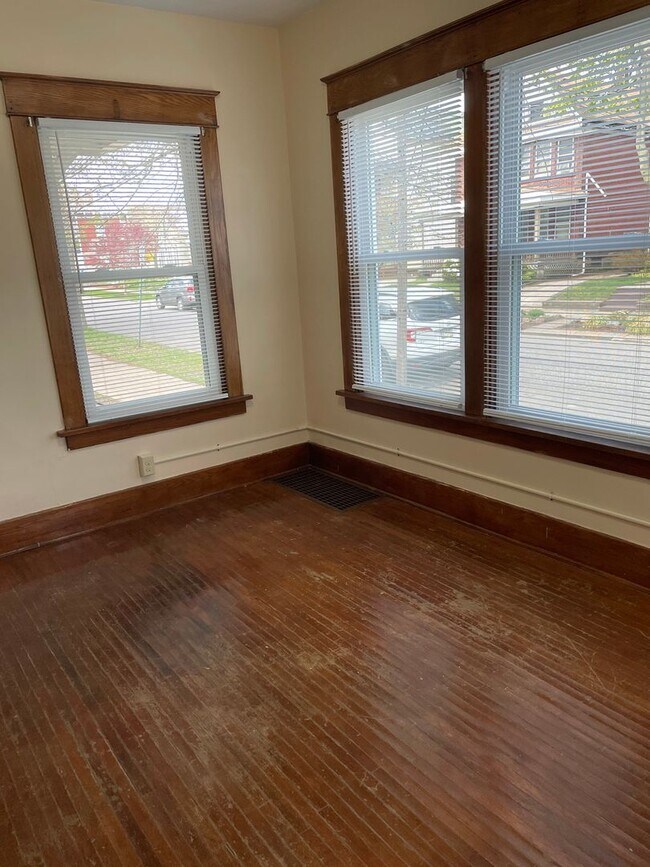 Building Photo - 917-919 W 7th St