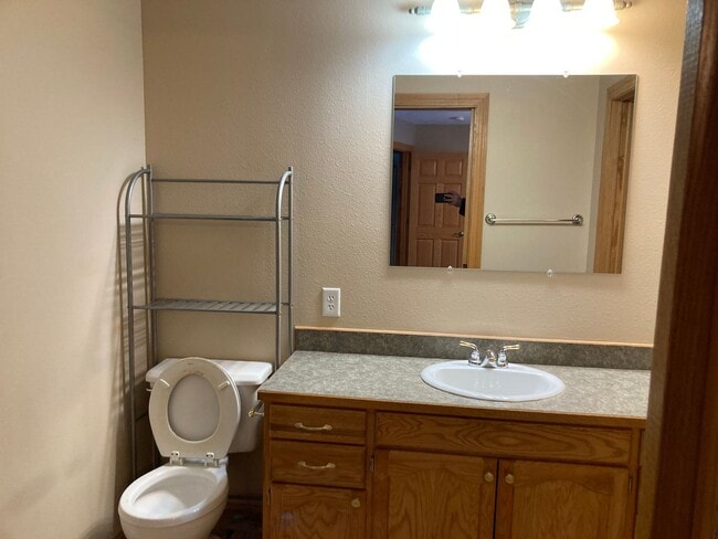 Building Photo - 2 Bed 2 Bath Twinhome with double attached garage SORRY NO PETS!!