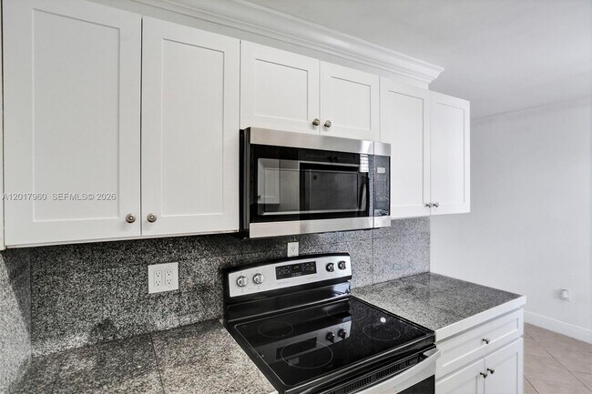 Building Photo - 713 Collins Ave