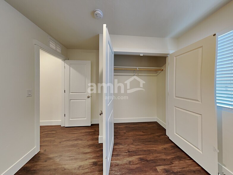 Building Photo - 1461 W Afton St