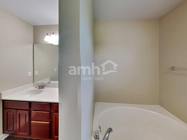 Building Photo - 1007 Vanguard Dr