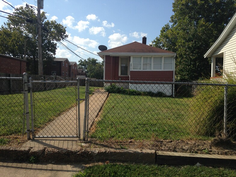 Rear - 6915 Lansdowne Ave