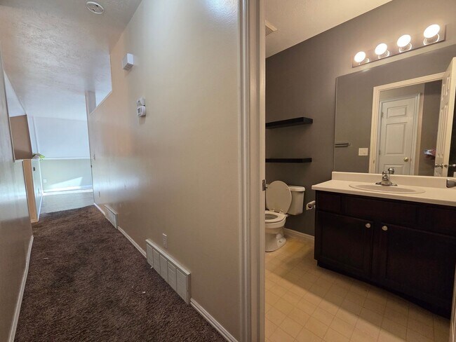 Building Photo - Charming Home in Woods Cross - Ready To Move!