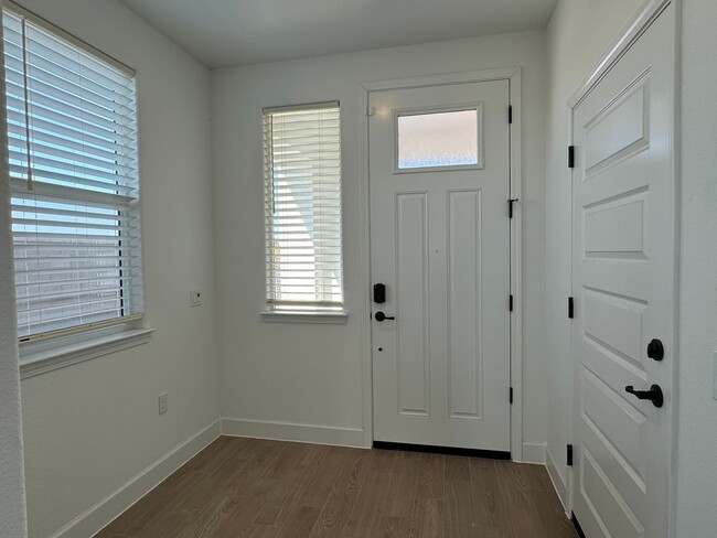 Building Photo - Avail 6/1. Solar home in 55+ gated communi...