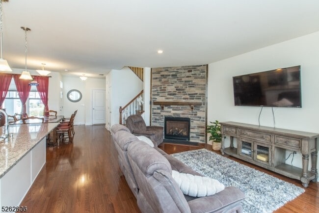 Building Photo - 5 White Aster Ct