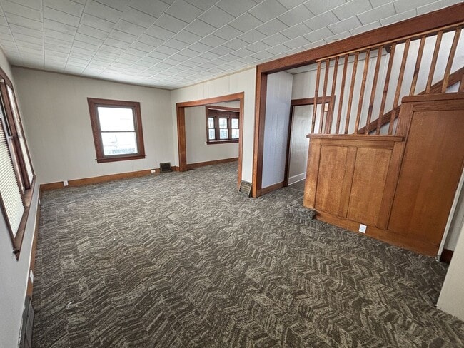 Building Photo - 4 Bedroom, 1 Bathroom home with 2+ car garage!