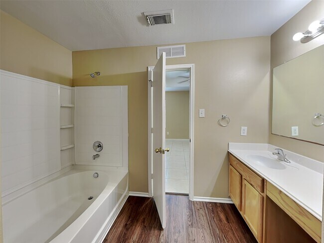 Building Photo - 8915 Chisholm Wood Ln