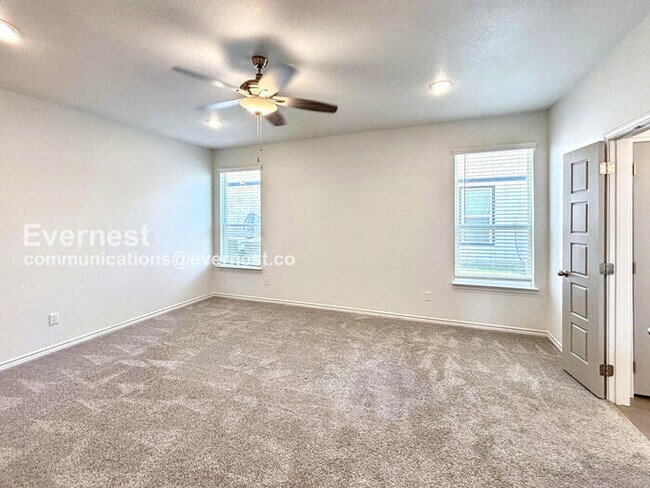 Building Photo - Limited Time Special Offer / 3 Bed/2 Bath Home with Garage / Pet-Friendly / Available Now!