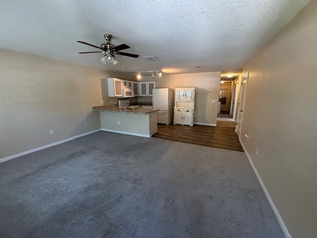 Building Photo - Cute Home Ready for Family