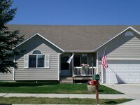 Building Photo - 3 Bedroom Home- Close to Parks and Schools!!- Dog Negotiable!!