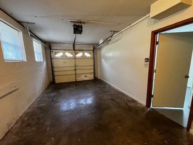 Building Photo - 4 Bedroom 2.5 Bath House with Garage and B...