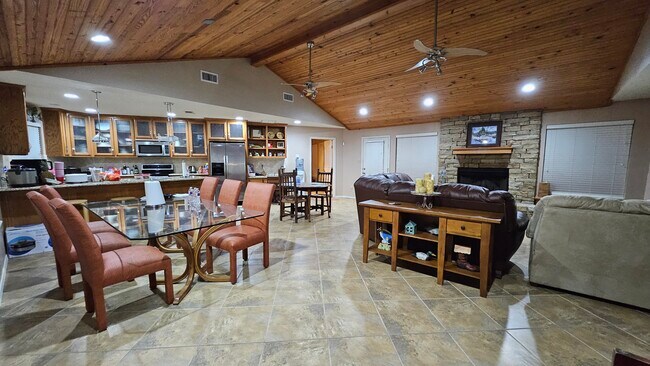 Building Photo - 8565 Lorene St