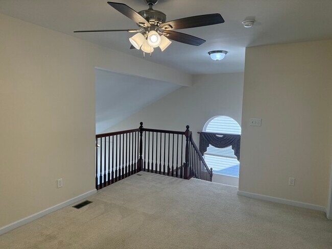 Building Photo - Rockwood Schools 3 Bedroom 2 full baths and 2 half Baths