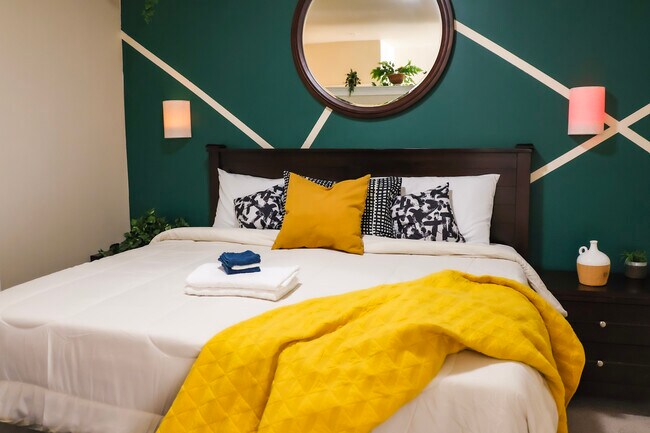 Building Photo - 898 Oak St NW