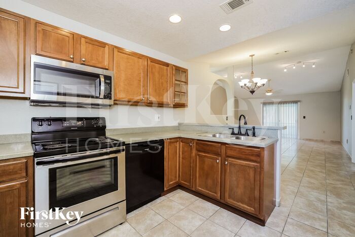 Building Photo - 585 Koala Dr