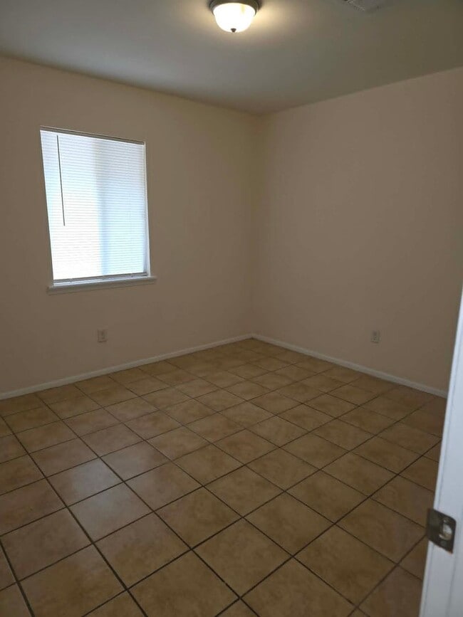 Building Photo - 2 bed Duplex Unit in NE Pensacola off N Davis Highway
