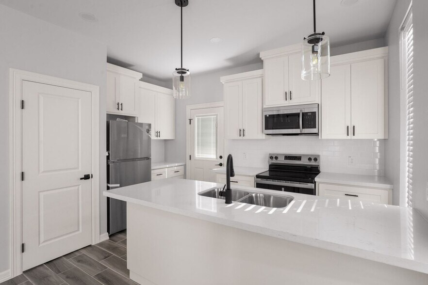 Building Photo - 500 N Onyx Ave