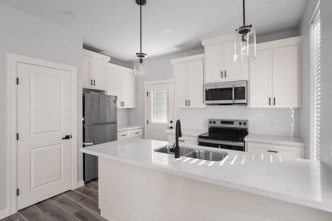 Building Photo - 500 N Onyx Ave