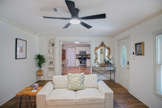 Building Photo - 212 E Yell St