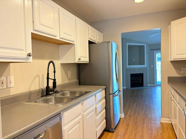 Building Photo - 2 Br 2 Bath Move In Ready!