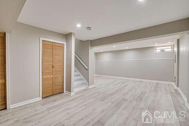 Building Photo - 216 E 7th St