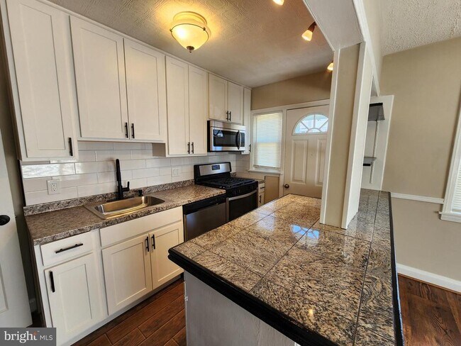 Building Photo - 1925 Ewald Ave