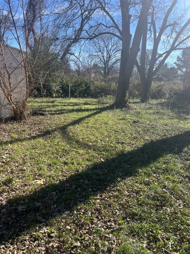 Building Photo - Newly Renovated House on a quiet Street
