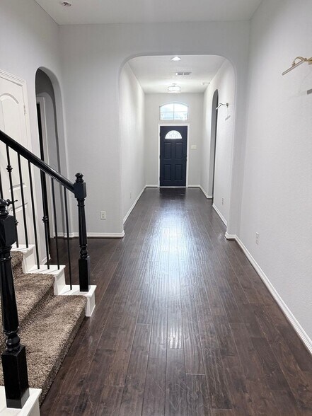 Building Photo - 2010 Silver Moon Dr