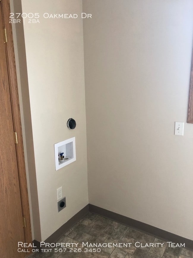 Building Photo - 2 Bed/2 Bath Townhouse in Perrysburg