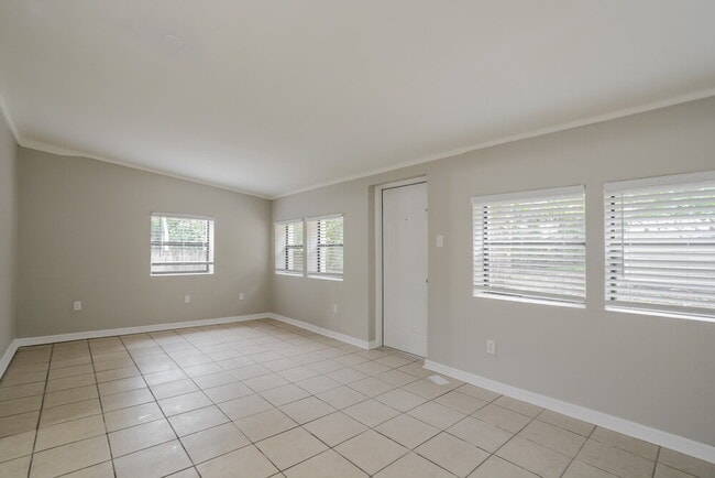 Building Photo - 239 Holiday Ln