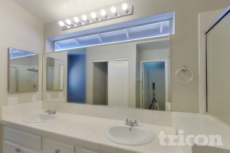 Building Photo - 5582 Super Bowl Dr