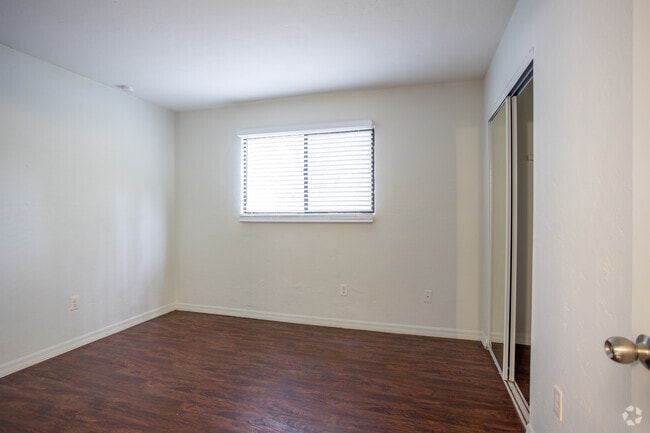 2BR, 2BA - 900SF Hickory - Bedroom - Silver Creek Apartments | 1-3 Bedroom Apar...