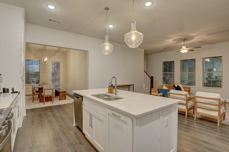 Building Photo - 1913 Cathedral Dr