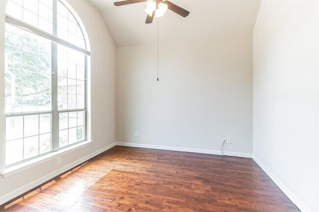 Building Photo - 208 Angus Dr