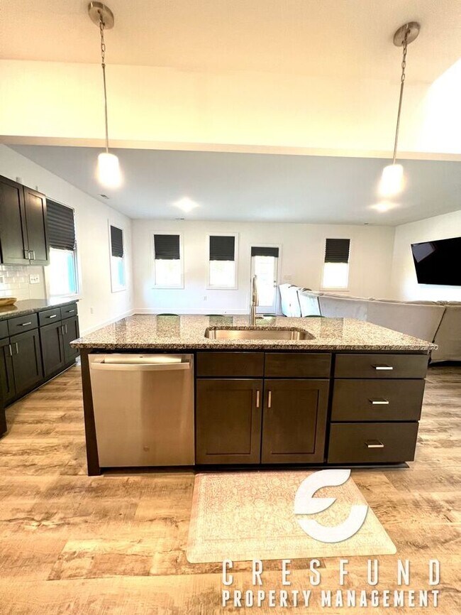 Building Photo - Close to Fort Bragg/Master BR Downstairs S...