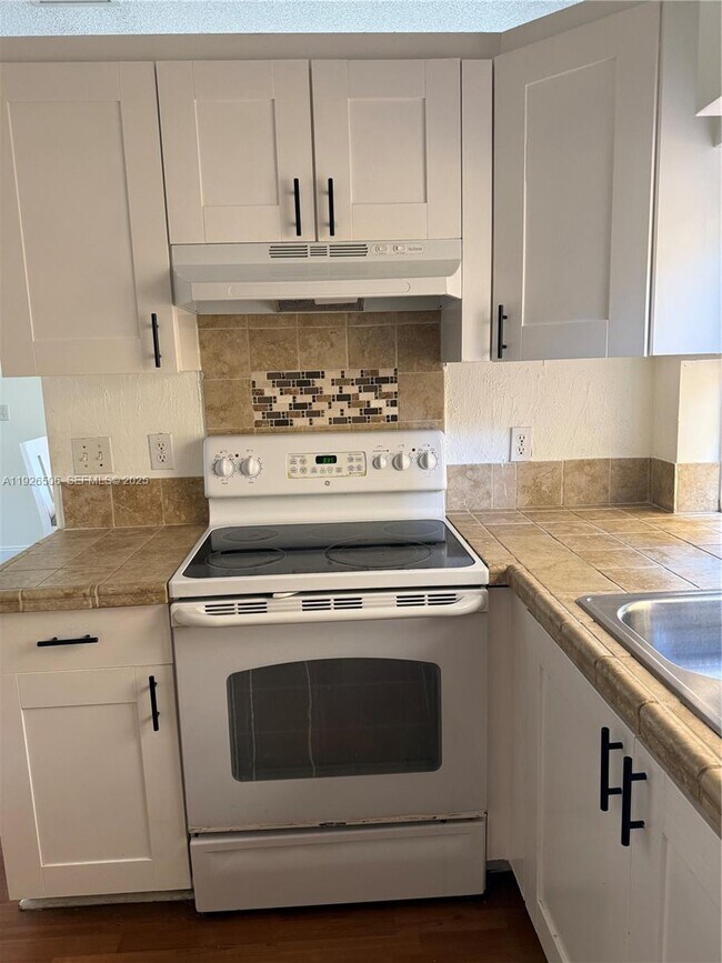 Building Photo - 11383 Lakeview Dr