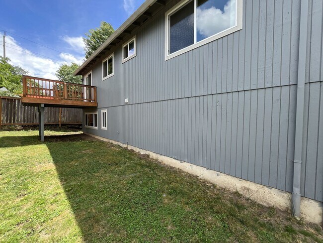 Building Photo - Spacious Milwaukie Home with Bonus Room, Large Fenced Yard and Shed/Workshop