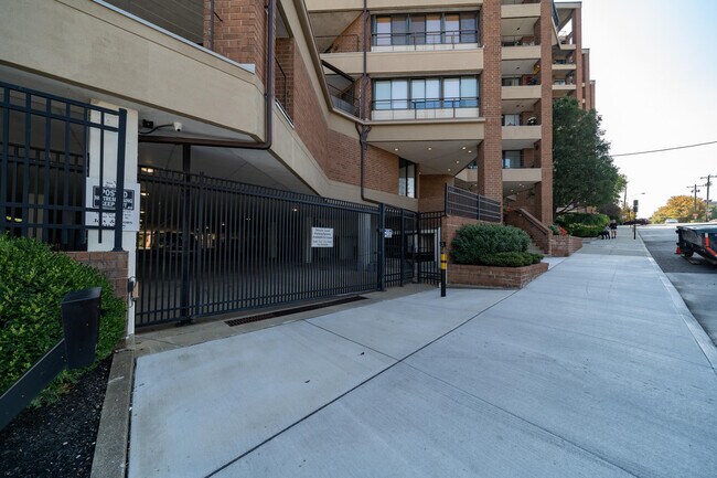 Building Photo - 1 Riverside Pl