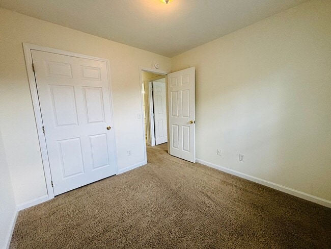 Building Photo - 840 Patrick Henry Dr