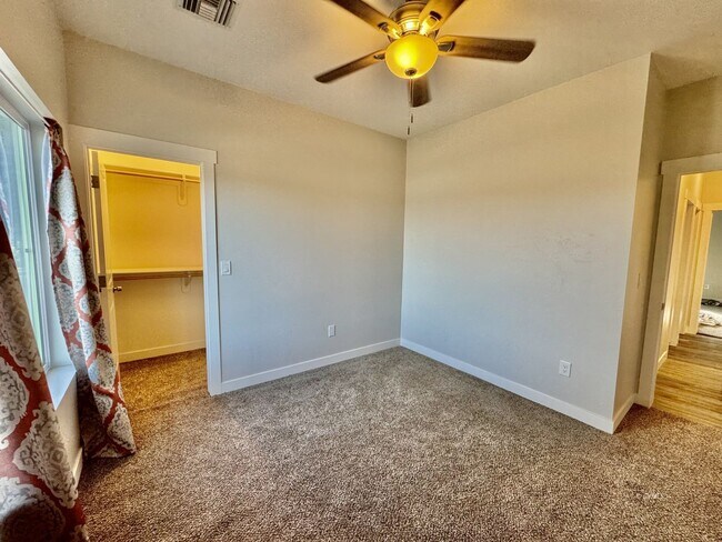 Building Photo - 860 S Flagstone Wy